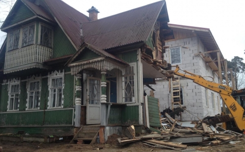 Снос старых ветхих домов, демонтаж строений