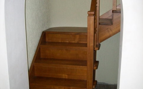Межэтажную лестницу из дерева (деревянная лестница)