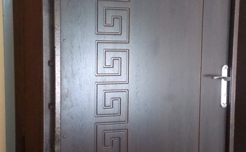 Входная дверь из металла три петли, с одной стороны МДФ накладка