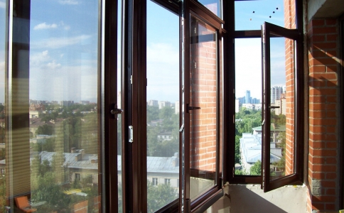 Остекление балконов деревом — качественно и недорого