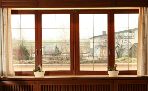 Остекление балконов деревянными окнами (цена) дорого