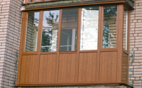 Остекления балконов деревом (деревянные окна) цена