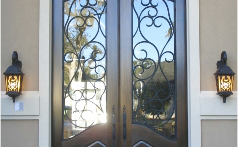 Входные двери со стеклом и элементами ковки Кривой Рог
