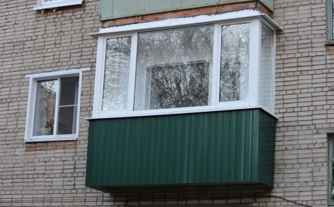 Вынос остекления балкона и установка крыши (цена)