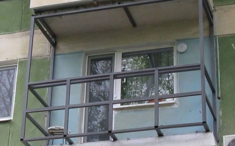 Раздвижные окна на железный парапет балкона (цена)